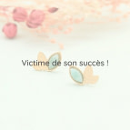 Joobee : Boucles d'oreilles puces amazonite de Aurélie Joliff portées