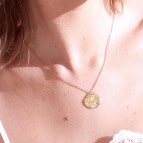 Joobee : collier Médaille or martelé Fès de Anna Sottilotta porté