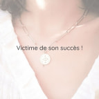 Joobee : collier médaille maille trombone Ajna de Mai porté