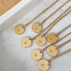 Joobee : collier médaille Etoile de Léone ambiance