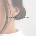 Joobee : boucles d'oreilles puces dorées Eternity de Helles portées