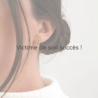 Joobee : boucles d'oreilles puces dorées Eternity de Helles portées