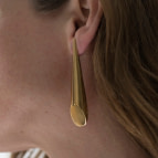 Joobee : Boucles d’oreilles asymétriques Lola de 4 Crosses portées