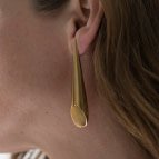 Joobee : Boucles d’oreilles asymétriques Lola de 4 Crosses portées