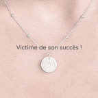 Joobee : collier médaille Céleste de Un de ces Quatre porté