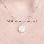 Joobee : collier médaille Céleste de Un de ces Quatre porté