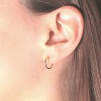 Joobee : Boucles d'oreilles mini créoles dorées Iris de 4 Crosses portées