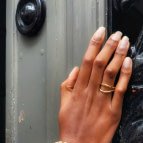 Joobee : bague de créateur Kiss de 4 Crosses portée