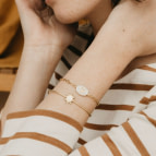 Joobee : bracelet jonc anémone de Un de Ces Quatre porté