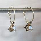 Joobee : boucles d'oreilles mini créoles rhodochrosite Fès de Petite Madame portées