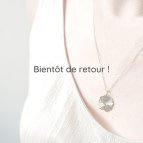 Joobee : collier long pendentif soleil de Petite Madame porté