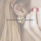Joobee : Boucles d'oreilles puces or martelé Helios de Un de Ces Quatre portées