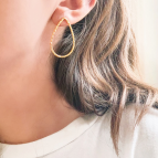 Joobee : Boucles d'oreilles pendantes goutte de Helles portées