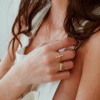 Joobee : bague anneau or Goutte de Léone portée