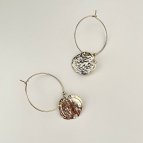 Joobee : Boucles d'oreilles mini créoles médaille martelée Fès de Anna Sottilotta