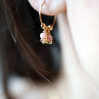Joobee : boucles d'oreilles mini créoles rhodochrosite Fès de Petite Madame portées