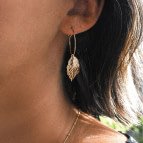 Joobee : boucles d'oreilles mini créoles feuille Carole de Ginandger portées