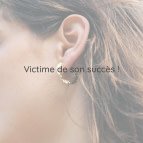 Joobee : boucles d'oreilles mini créoles or martelé Valéria de Elis Paris portées