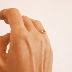 Joobee : bague petites perles Diana de Gisel b. portée