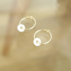 Joobee : boucles d'oreilles mini créoles médaille porcelaine Barbotine de Sissi 100Fils