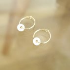 Joobee : boucles d'oreilles mini créoles médaille porcelaine Barbotine de Sissi 100Fils