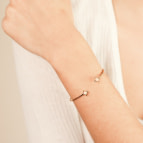 Joobee : bracelet jonc cabochon en verre Gabie de Constance L porté