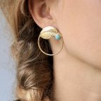 Joobee : Boucles d'oreilles créoles amazonite Leaf de Aurélie Joliff portées