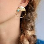 Joobee : Boucles d'oreilles créoles amazonite Leaf de Aurélie Joliff portées