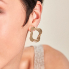 Joobee boucles d'oreilles Cratère de Nadja Carlotti portées