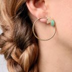 Joobee : Boucles d'oreilles créoles amazonite feuille Alice de Aurélie Joliff portées