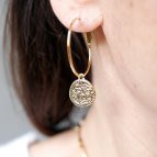 Joobee : boucles d'oreilles créoles médaille de Petite Madame portées