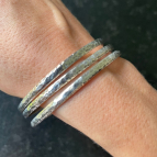 Joobee : Bracelet 3 joncs métal argenté de Helles porté