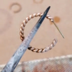 Boucles d'oreilles créoles tressées Liane de Un de Ces Quatre (atelier)