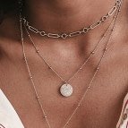 Joobee : collier médaille Céleste de Un de ces Quatre porté