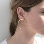Joobee : Boucles d'oreilles créoles asymétriques serpent Eden de 4 Crosses portées