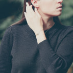 Joobee : bracelet petites pampilles rondes Iniziali de Amoodz porté