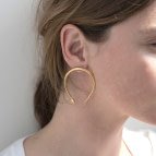 Joobee : Boucles d'oreilles créoles asymétriques serpent Eden de 4 Crosses portées