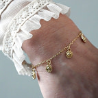 Joobee : Bracelet breloques de Petite Madame porté