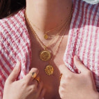 Joobee collier pendentif mini soleil signé Léone porté