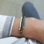 Joobee : bracelet perles en bois Jagua blanc de Maison Clairon porté