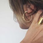 Joobee : boucles d'oreilles créoles en or martelé de Léone portées