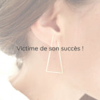 Joobee : Boucles d'oreilles pendantes grands triangles de Sissi 100Fils portées