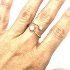 Joobee : bague asymétrique nacre Camélia de Ginandger portée