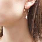 Joobee : boucles d'oreilles mini créoles perle de culture Mina de Moody Arty portées