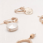 Joobee : boucles d'oreilles mini créoles perle Kate par Gisel b.