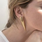 Joobee : Boucles d’oreilles asymétriques Lola de 4 Crosses portées