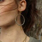 Joobee : Boucles d'oreilles créoles perles bois Aruba blanches de Maison Clairon portées