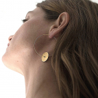 Joobee : Boucles d'oreilles créoles pendentif disque Orsay de 4 Crosses portées