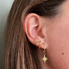 Joobee : boucles d'oreilles mini créoles étoile de Léone portées
