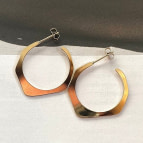 Boucles d'oreilles grandes créoles Dune de Nadja Carlotti portées